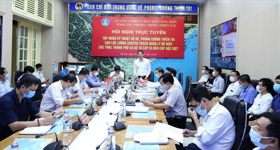 Hội nghị trực tuyến tập huấn hộ đê trong bối cảnh thiên tai bất thường do biến đổi khí hậu. Ảnh: Ngọc Hà