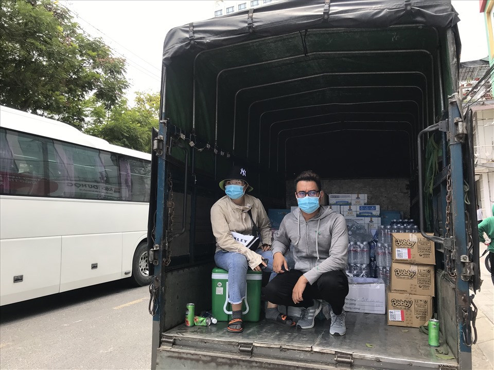 Chị Hồng Nhung và những người bạn cùng nhau góp sức hỗ trợ các y bác sĩ. Ảnh: Mai Hương