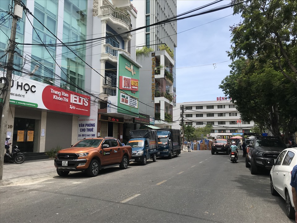 Các chuyến xe nối đuôi nhau trước cổng khu cách ly. Ảnh: Mai Hương