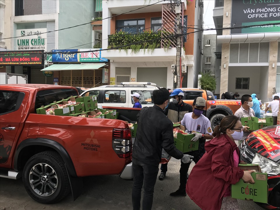 Những chuyến xe vận chuyển hàng hóa tấp nập đến khu cách ly. Ảnh: Mai Hương