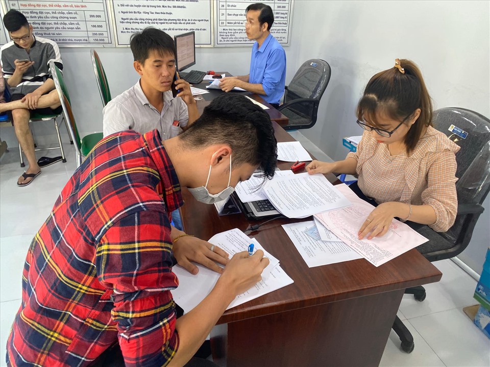 Ông xã Lâm Khánh Chi đi kí giấy nhận nhà. Ảnh: NSCC