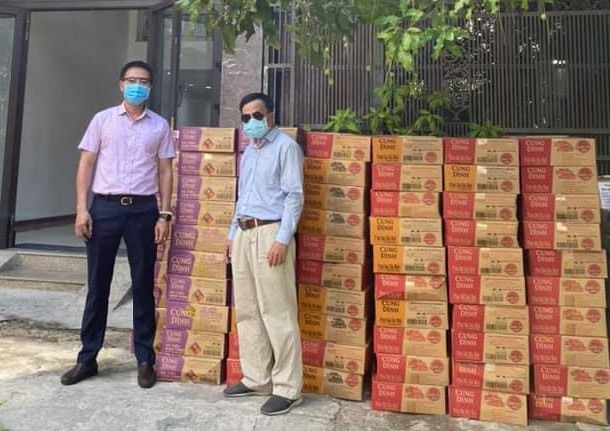 200 thùng mì gói của anh Trần Hy Phương-Cty Vicoem được chuyển đến Bệnh viện Phổi Đà Nẵng và BV Chấn thương chỉnh hình (ảnh T.B)