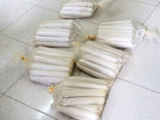 Những bánh thuốc nổ có trọng lượng 24kg. Ảnh: CA.