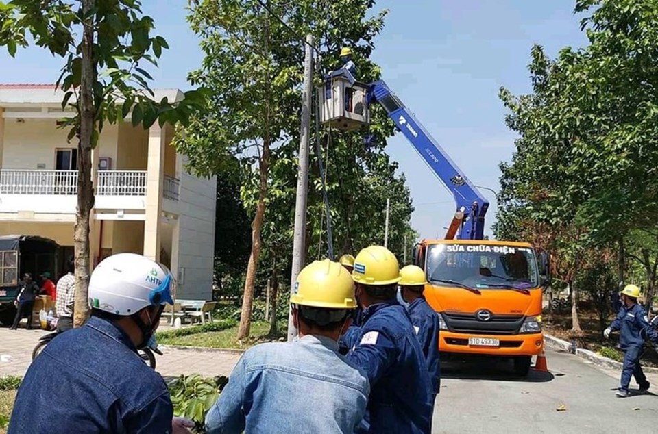 Nhân viên Điện lực Củ Chi thuộc EVNHCMC kéo đường dây bảo đảm cung cấp điện cho Bệnh viện Dã chiến Củ Chi thời điểm tháng 2.2020. Ảnh Mạnh Cường. Nhân viên Điện lực Củ Chi thuộc EVNHCMC kéo đường dây bảo đảm cung cấp điện cho Bệnh viện Dã chiến Củ Chi thời điểm tháng 2.2020. Ảnh Mạnh Cường.