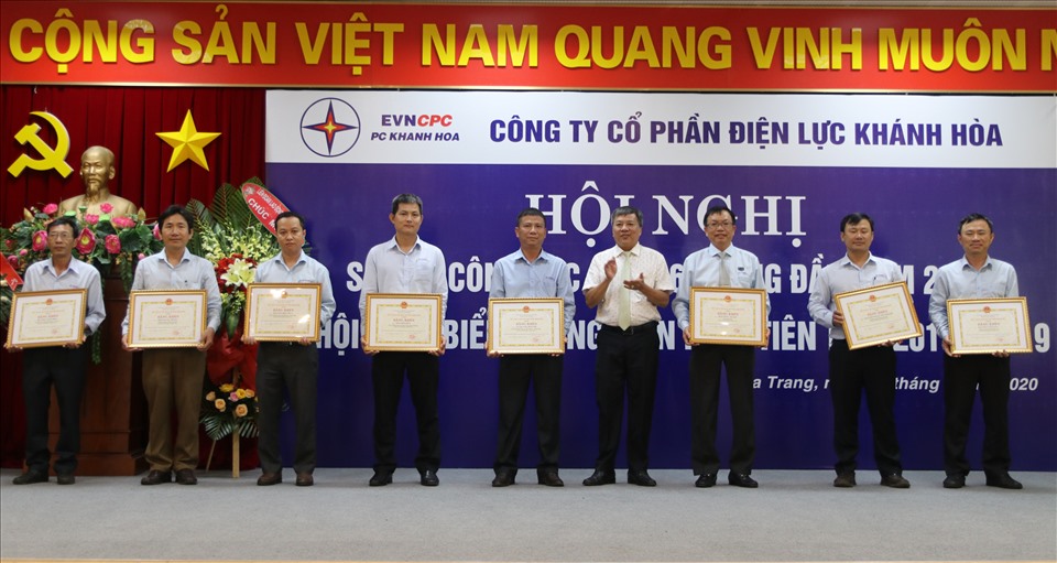 Các cá nhân tiêu biểu trong phong trào thi đua 5 năm qua được UBND tỉnh tặng bằng khen. Ảnh: Phương Linh