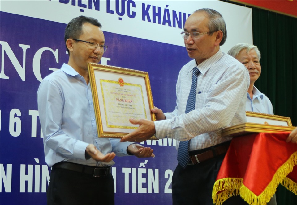 Tặng bằng khen UBND tỉnh cho 4 tập thể có nhiều thành tích xuất sắc trong phong trào thi đua giai đoạn 215-2020. Ảnh: Phương Linh