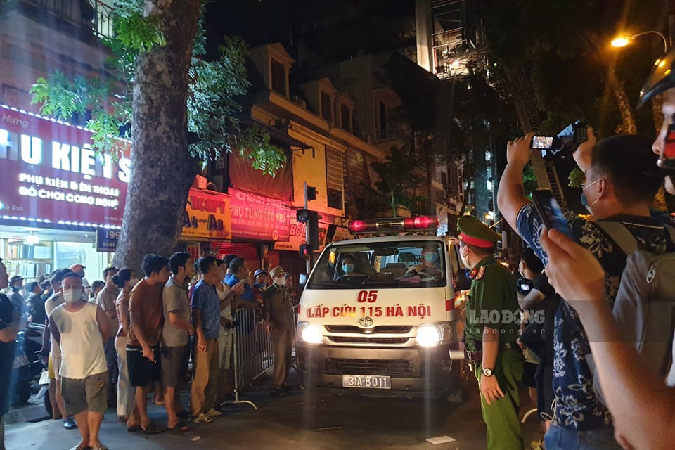 Theo thông tin ban đầu, khoảng 20h ngày 30.7 phố Nguyễn Công Trứ (phường Phạm Đình Hổ, quận Hai Bà Trưng, Hà Nội) đã xảy ra một vụ tai nạn lao động khiến 3 người tử vong, 1 người bị thương nặng.