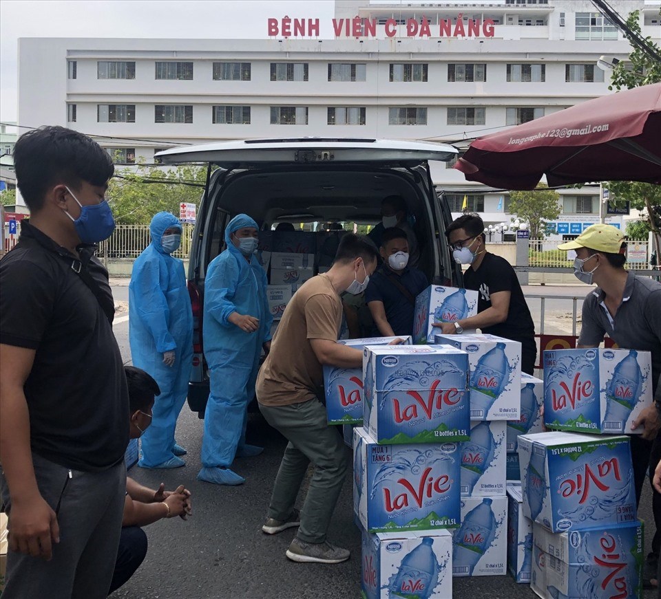 Nước khoáng La Vie được chuyển đến Bệnh viện C Đà Nẵng chiều 30.7. Nước khoáng La Vie được chuyển đến Bệnh viện C Đà Nẵng chiều 30.7.