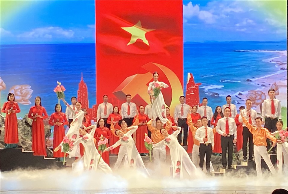 Các tiết mục văn nghệ trong chương trình. Ảnh T.Vương