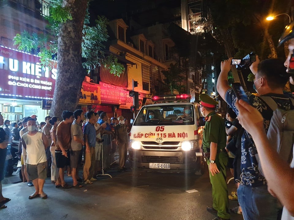 Lực lượng chức năng đưa các nạn nhân ra khỏi hiện trường. Ảnh: Phạm Đông
