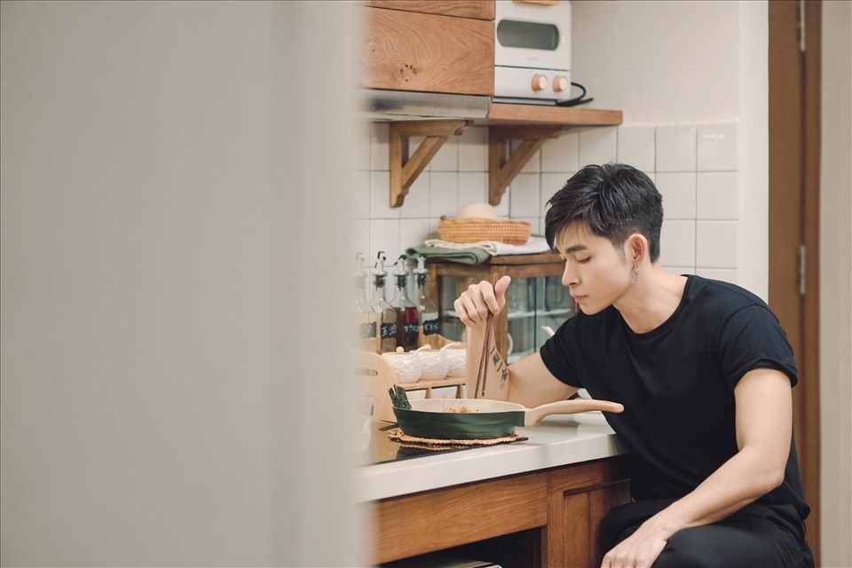 Jun Phạm khuyên fan nên phòng dịch COVID-19. Ảnh: Tiến Phúc.