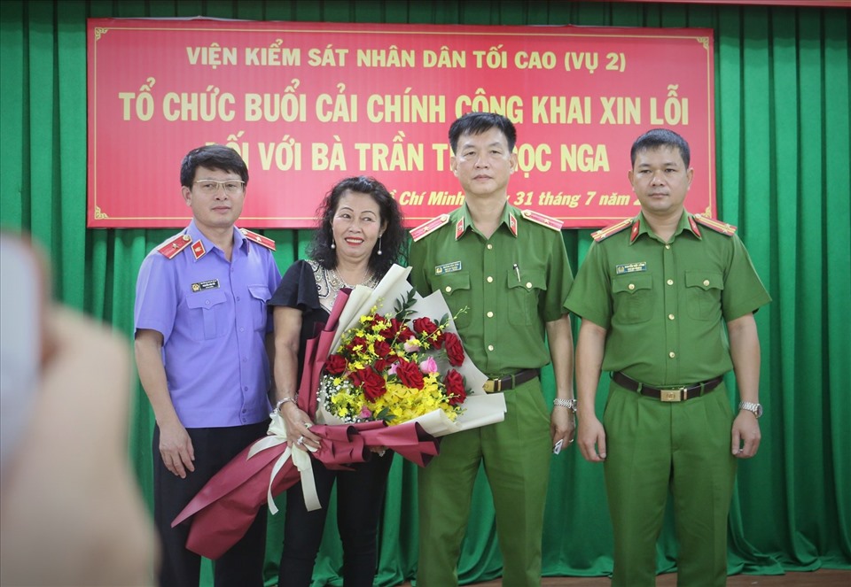 B&agrave; Trần Thị Ngọc Nga tại buổi cải ch&iacute;nh c&ocirc;ng khai xin lỗi. Ảnh: Anh T&uacute;