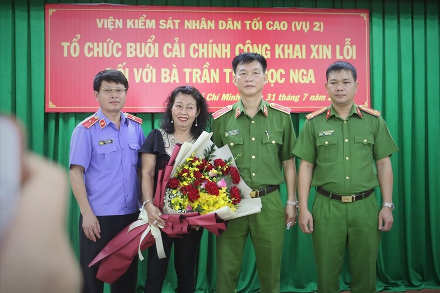 Bà Trần Thị Ngọc Nga tại buổi cải chính công khai xin lỗi. Ảnh: Anh Tú