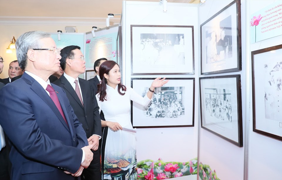 Các đại biểu tham quan tại chương trình. Ảnh Gia Hân