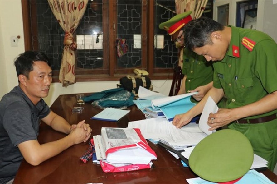 Cơ quan Công an tiến hành khám xét nơi làm việc của ông Nguyễn Tâm Long, tại Ban dân tộc tỉnh Nghệ An. Ảnh: PV
