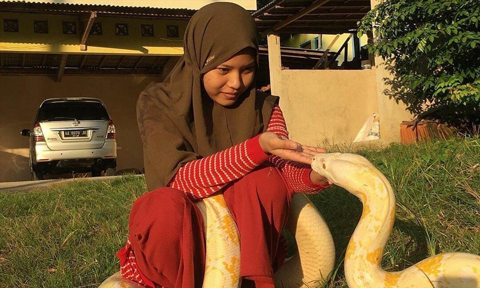 Chalwa cùng một trong những thú cưng của mình tại sân nhà. Ảnh: Instagram