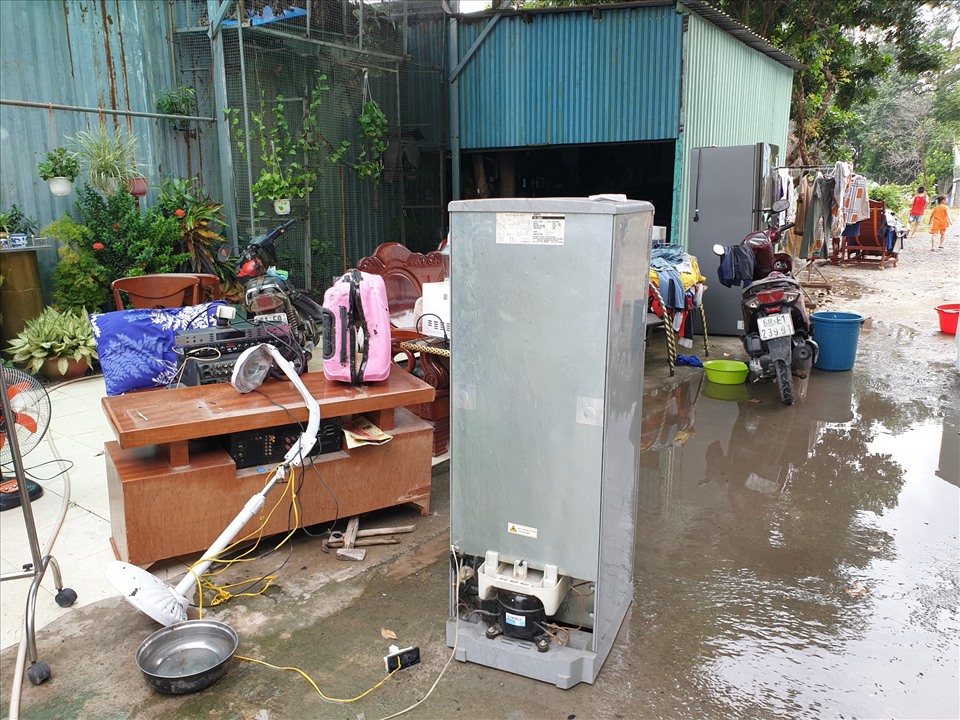Người dân di chuyển tài sản ra ngoài. Ảnh: Dương Bình