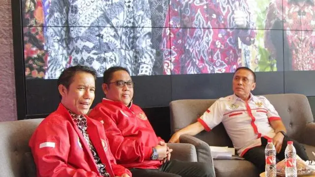 Ông Yunus Nusi (trái) lo việc tổ chức AFF Cup vào năm sau sẽ ảnh hưởng kế hoạch đăng cai U20 World Cup. Ảnh: Bola