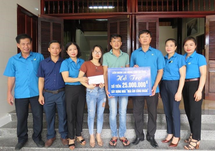 Trao hỗ trợ làm nhà cho anh Hải. Ảnh: Mai Anh.