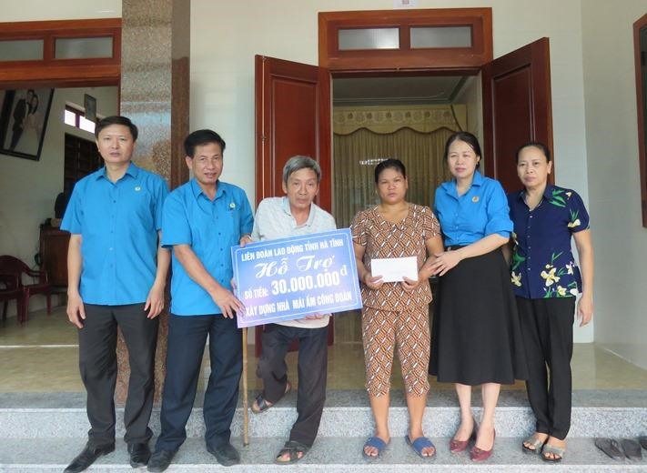 Trao hỗ trợ làm nhà cho anh Liệu. Ảnh: Mai Anh.