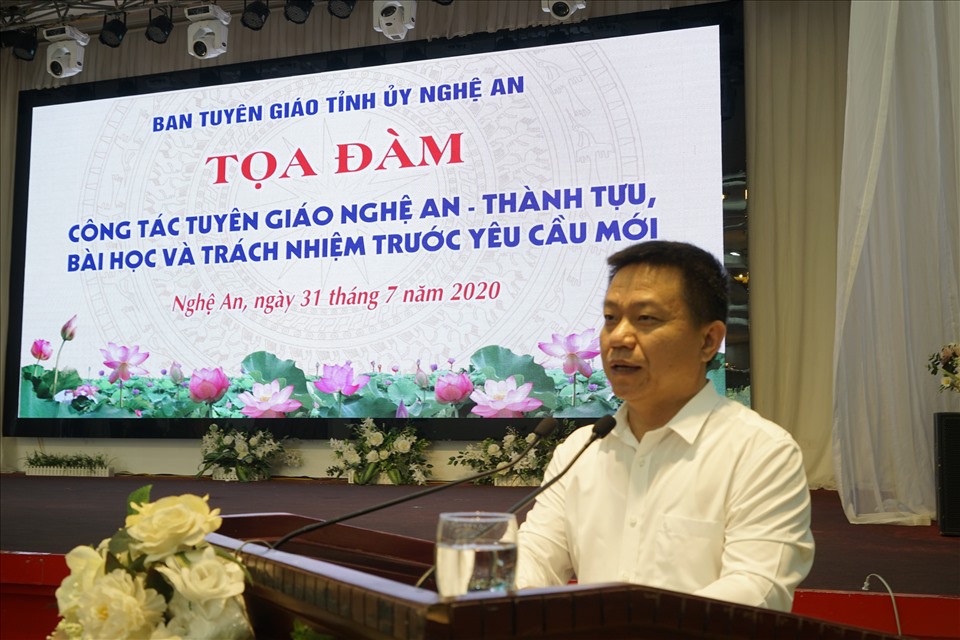 Đại diện Trường Đại Vinh phát biểu tại Tọa đàm. Ảnh: QĐ