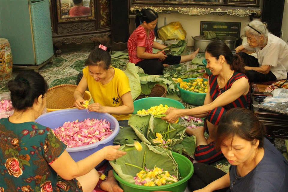 Những ngày hè cũng là lúc người dân tất bật vào vụ làm trà sen, ngôi nhà của cụ Dần lúc nào cũng tấp nập khách ghé thăm.
