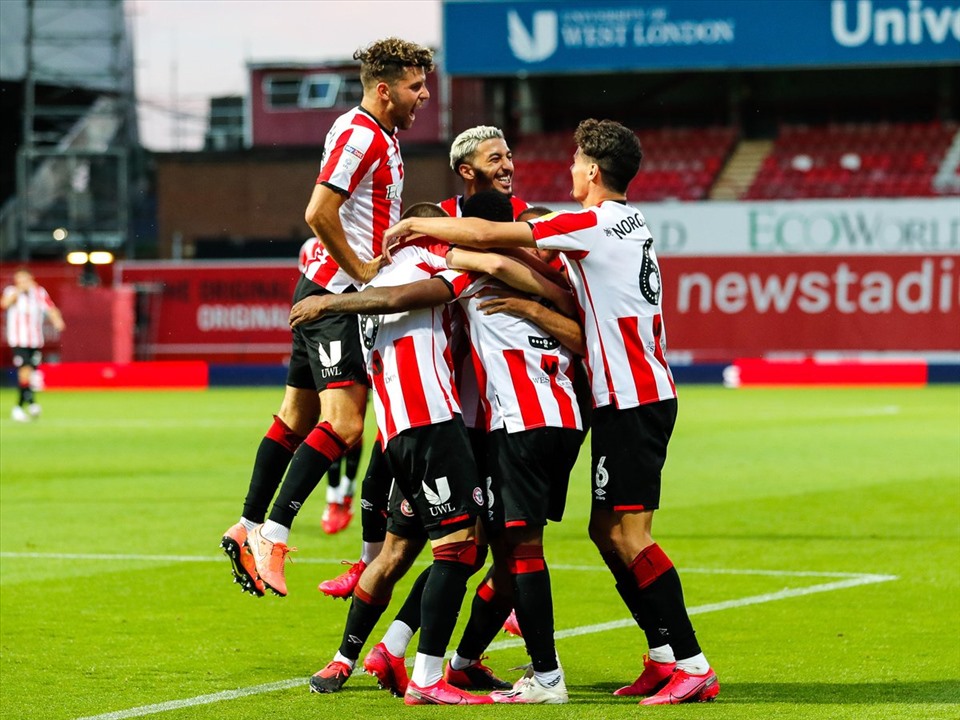 Brentford chỉ còn cách lịch sử 1 trận đấu nữa. Ảnh: Twitter.