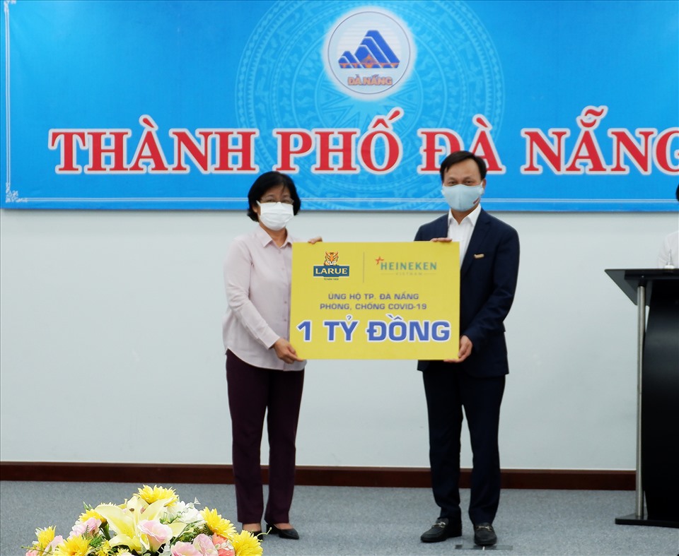 Ông Nguyễn Thanh Phúc - TGĐ Nhà máy bia HEINEKEN tại Đà Nẵng và Quảng Nam trao 1 tỷ đồng ủng hộ phòng chống COVID-19 cho bà Đặng Thị Kim Liên - Uỷ viên BTV Thành Ủy - Chủ tịch MTTQ VN thành phố Đà Nẵng