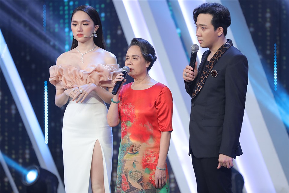 Hương Giang và mẹ ruột. Ảnh: Vie