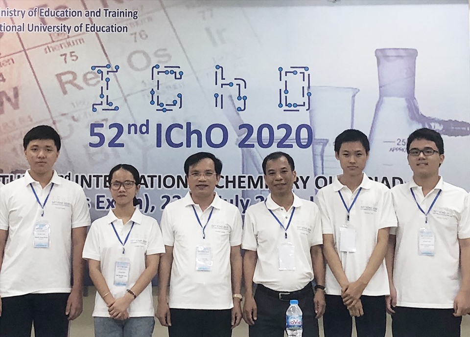 Bốn thí sinh dự thi Olympic Hóa học quốc tế năm 2020 chụp ảnh với lãnh đạo Bộ Giáo dục và Đào tạo. Ảnh: MOET.