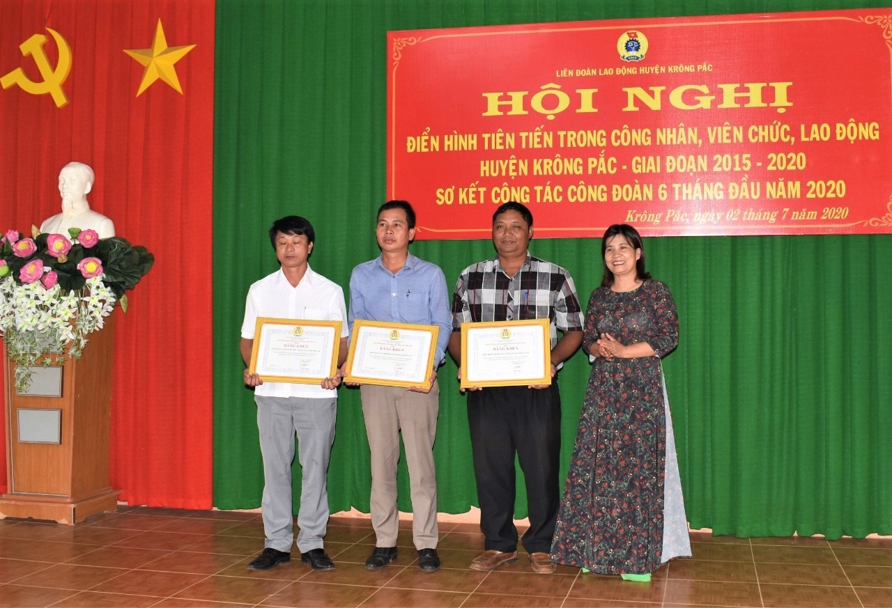 Bà Nguyễn Thị Lý - Phó Chủ tịch LĐLĐ Đắk Lắk trao bằng khen cho các điển hình tiên tiến. Ảnh Quang Trung