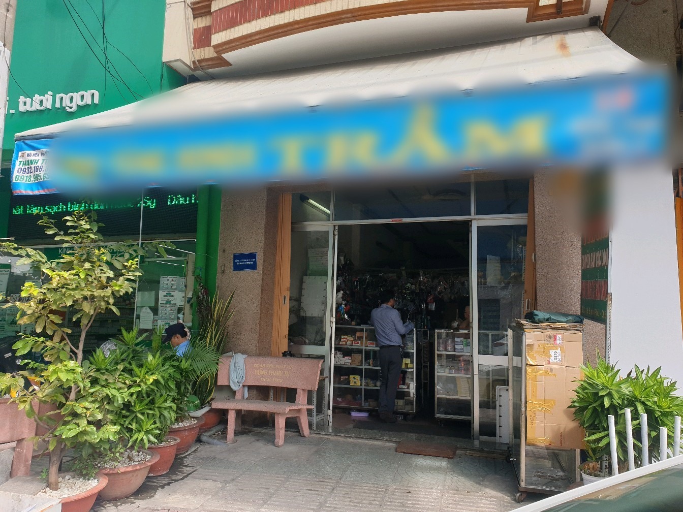 Văn phòng Công ty TNHH MTV TM DV Sài Gòn Credit vừa hoạt động cầm đồ vừa bán phụ tùng. Ảnh: PV