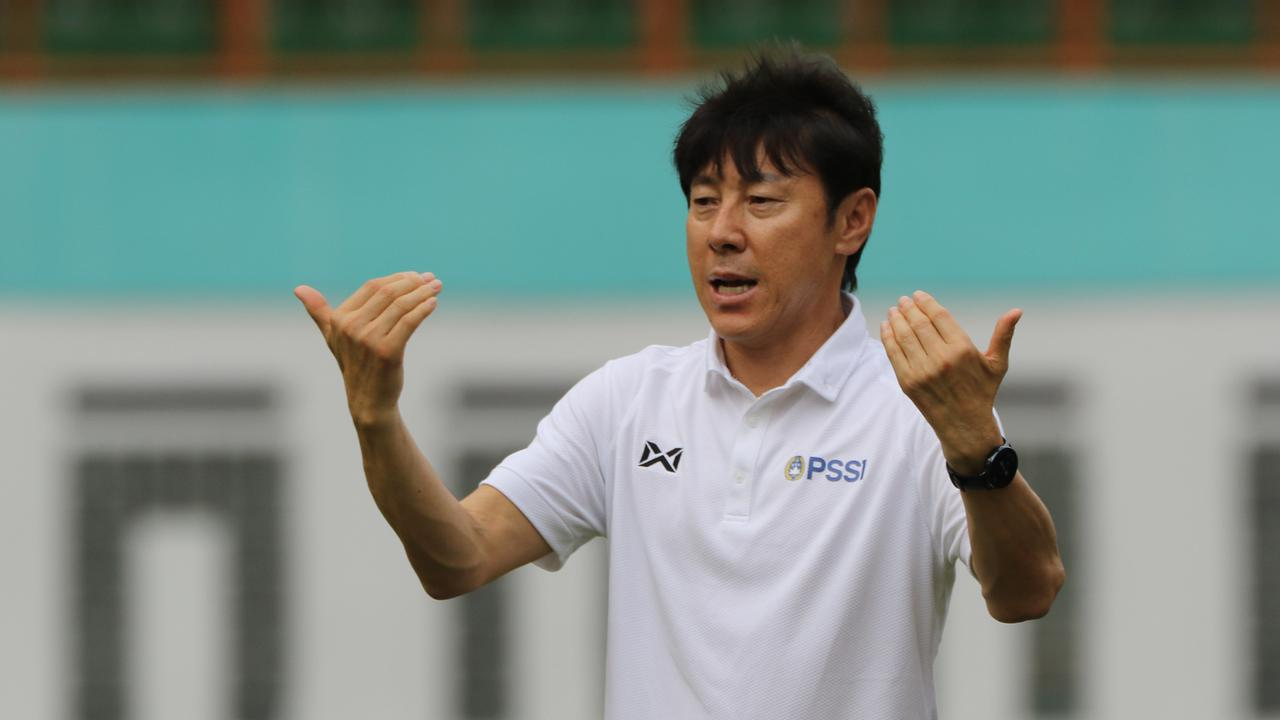 Ông Shin Tae-yong vẫn đang ở Hàn Quốc và chưa thể trở về Indonesia. Ảnh: Bola