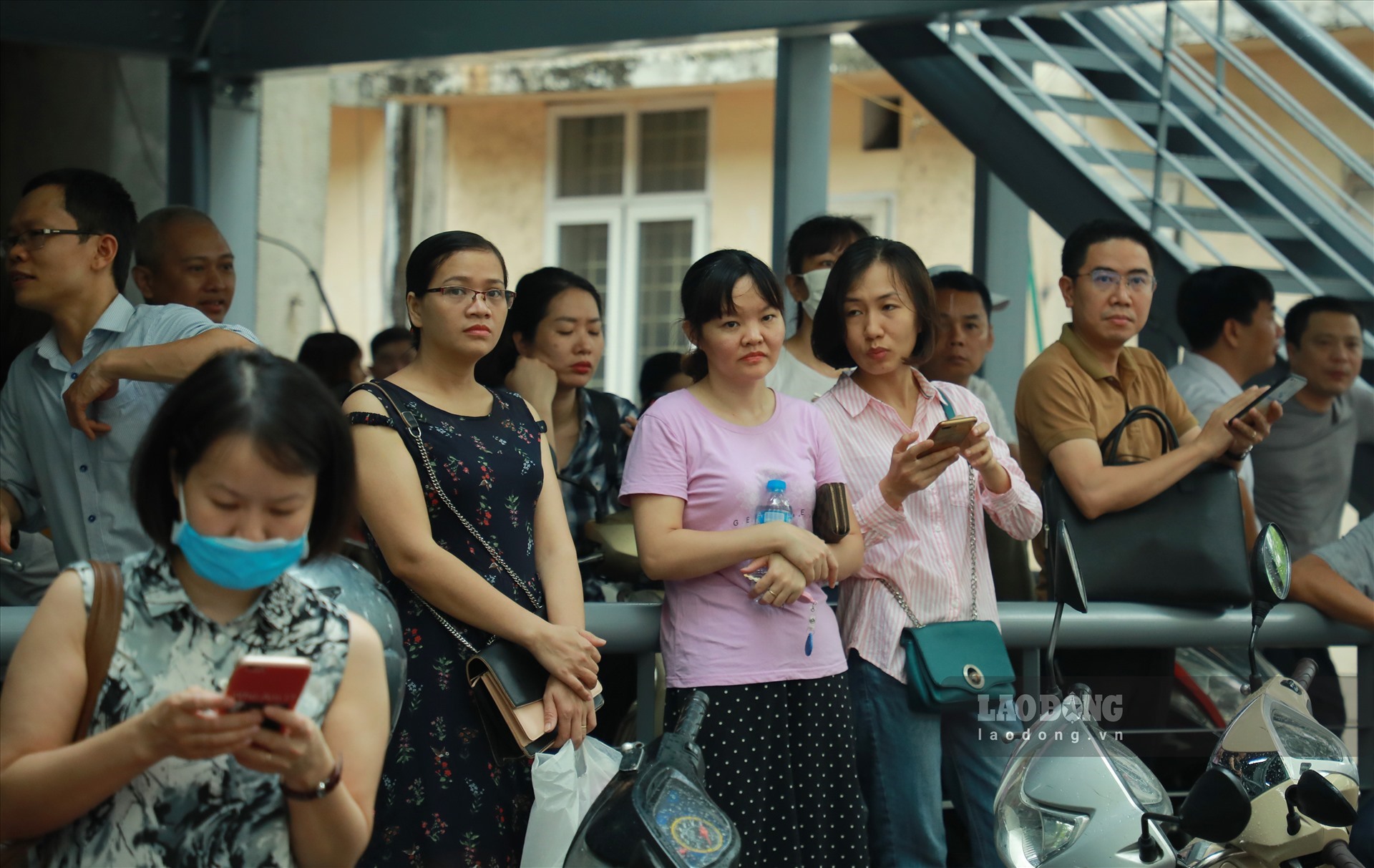 Gương mặt lo âu của phụ huynh khi con vào phòng thi. Ảnh: Nhật Huy.