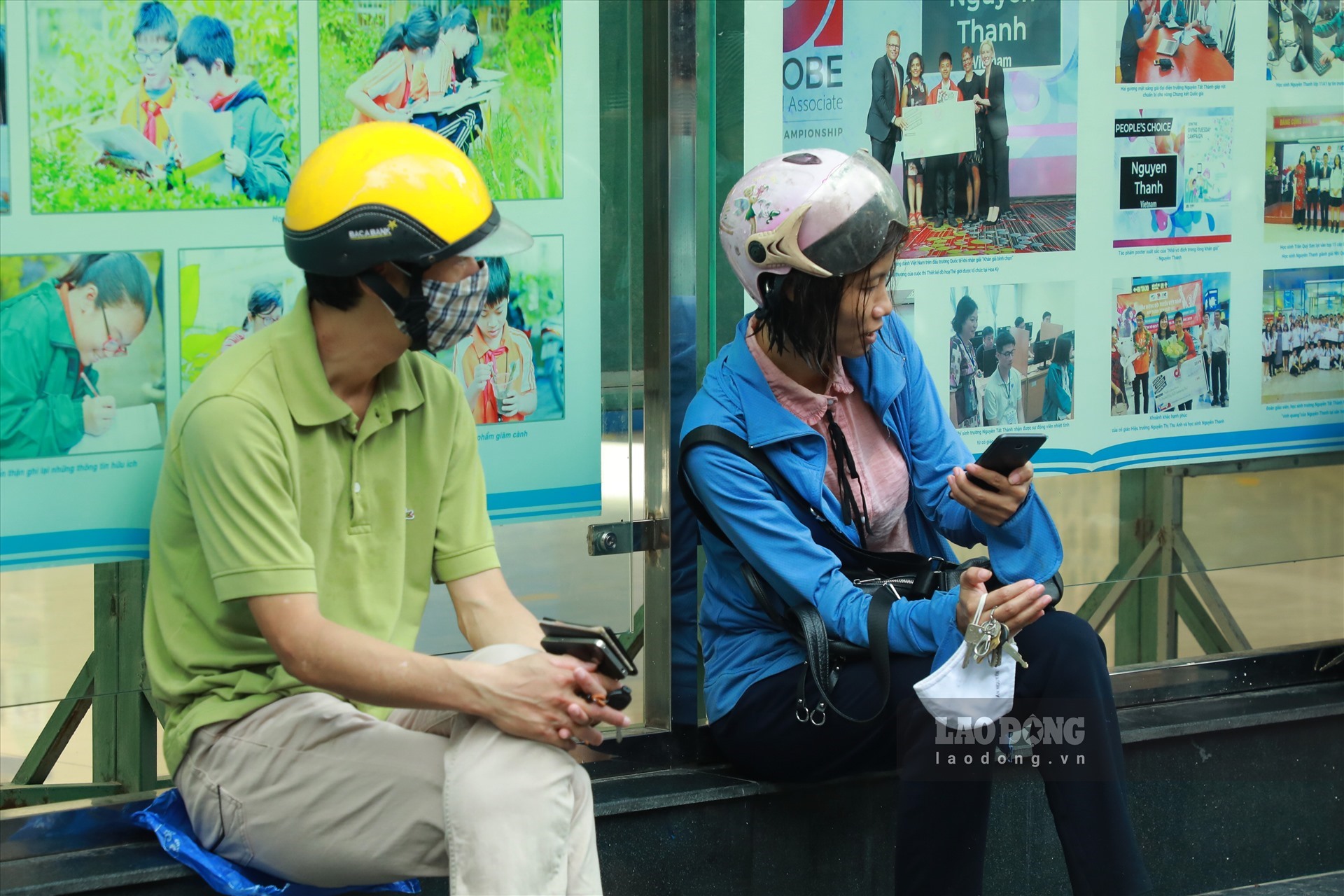 Trời đổ mưa to nhưng nhiều người vẫn ngồi cổng trường để đợi con. Ảnh: Nhật Huy.