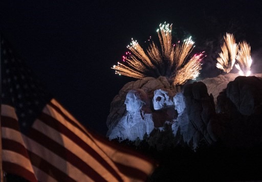 Màn bắn pháo hoa kỷ niệm ngày Quốc khánh Mỹ trên núi Rushmore. Ảnh: AFP.