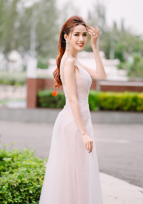 Người đẹp đeo nhẫn kim cương, mặc trang phục lệch vai, tôn vóc dáng mảnh mai và làn da trắng.