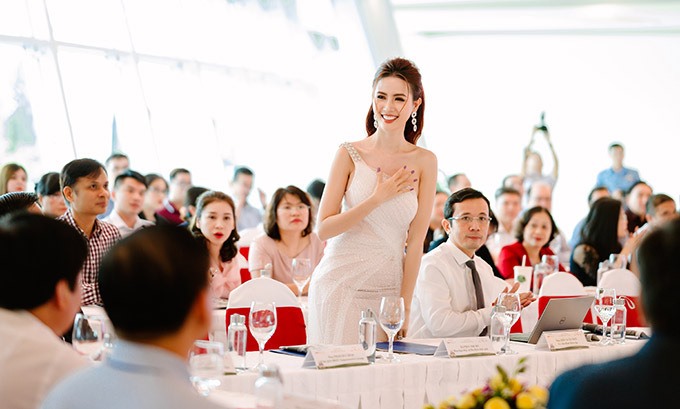Hoa hậu 9X luôn tươi cười khi thấy ống kính hướng đến mình.