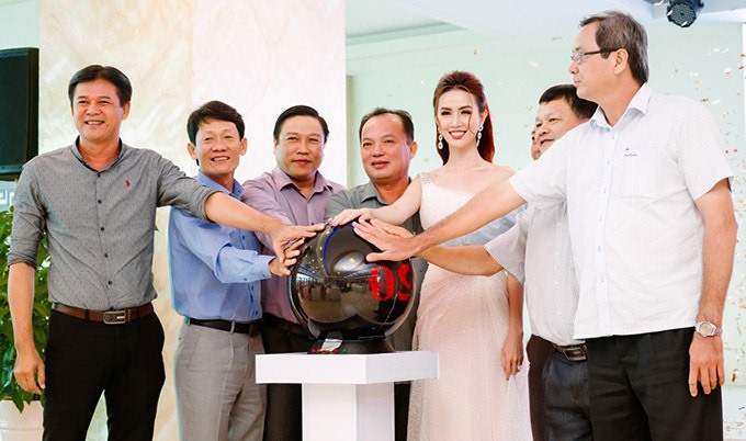 Phan Thị Mơ cùng một số đại biểu trong hội thảo thể hiện quyết tâm kết nối và kích cầu ngành du lịch đồng bằng sông Cửu Long phát triển mạnh mẽ trong thời gian tới.