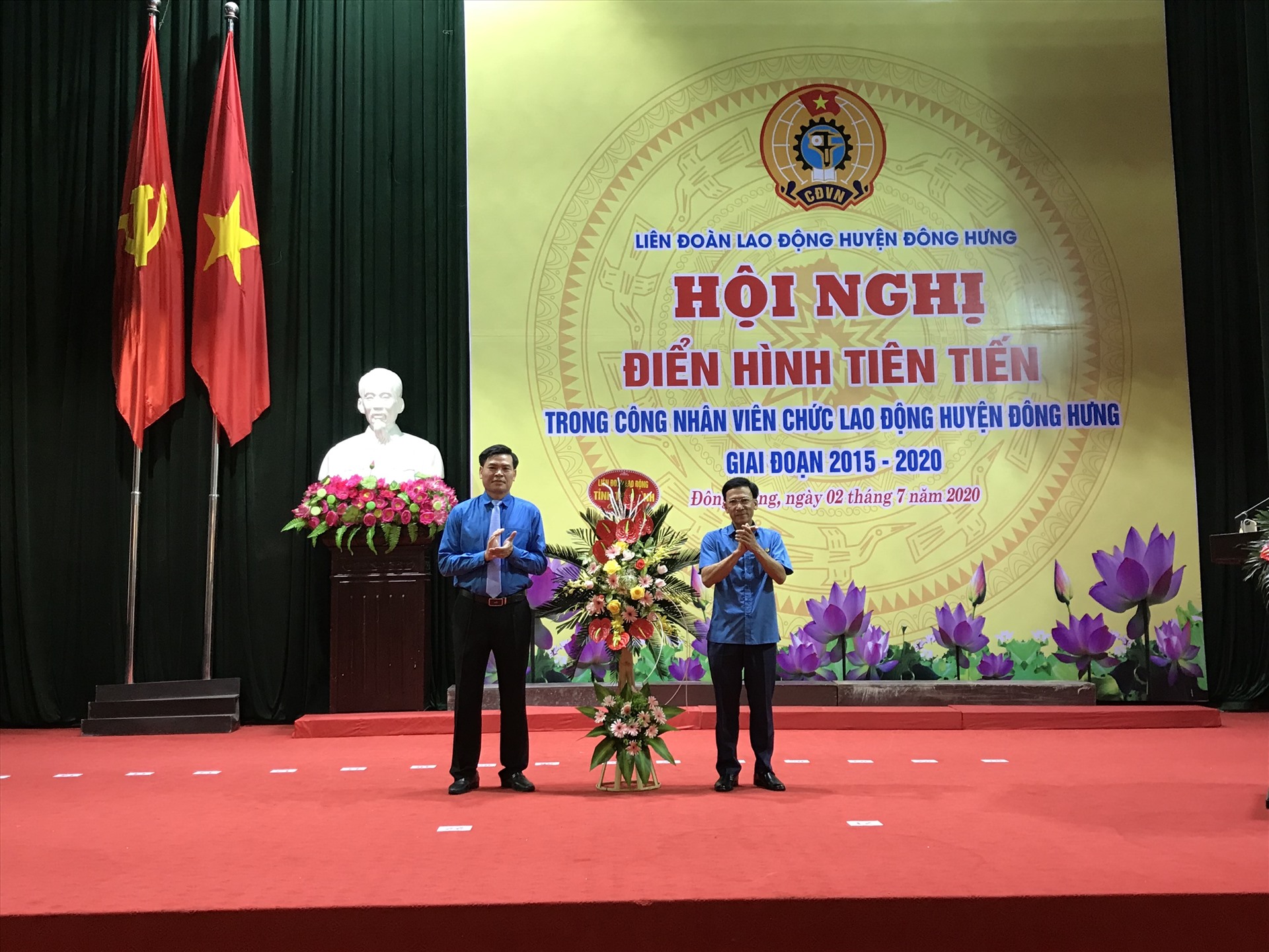 Lãnh đạo LĐLĐ tỉnh tặng hoa chúc mừng tại hội nghị. Ảnh: B.Mạnh