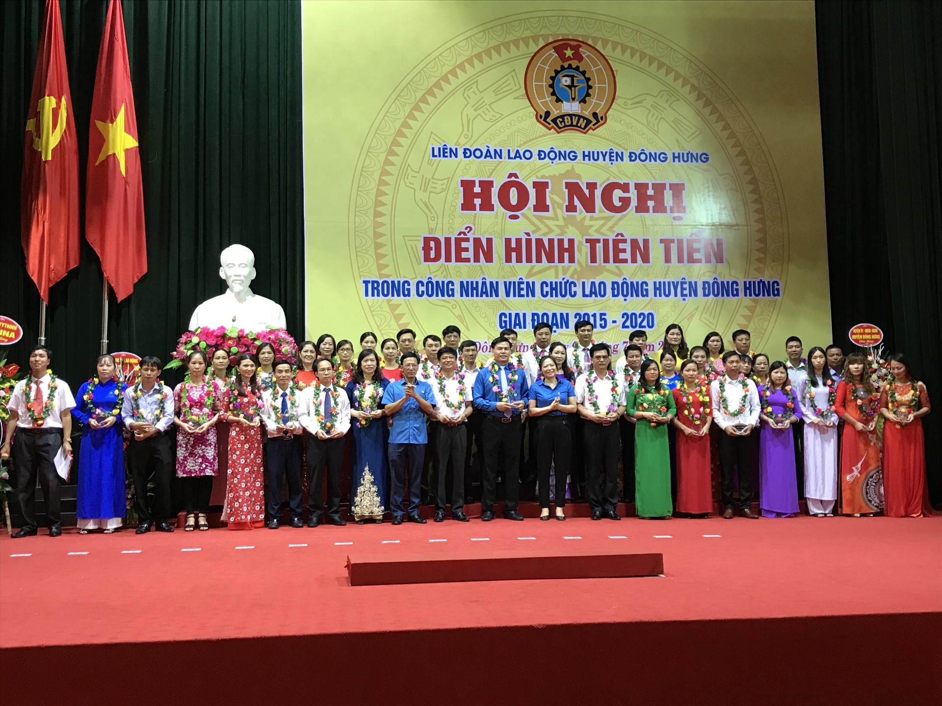 Các tập thể, cá nhân được tôn vinh tại hội nghị. Ảnh: B.Mạnh