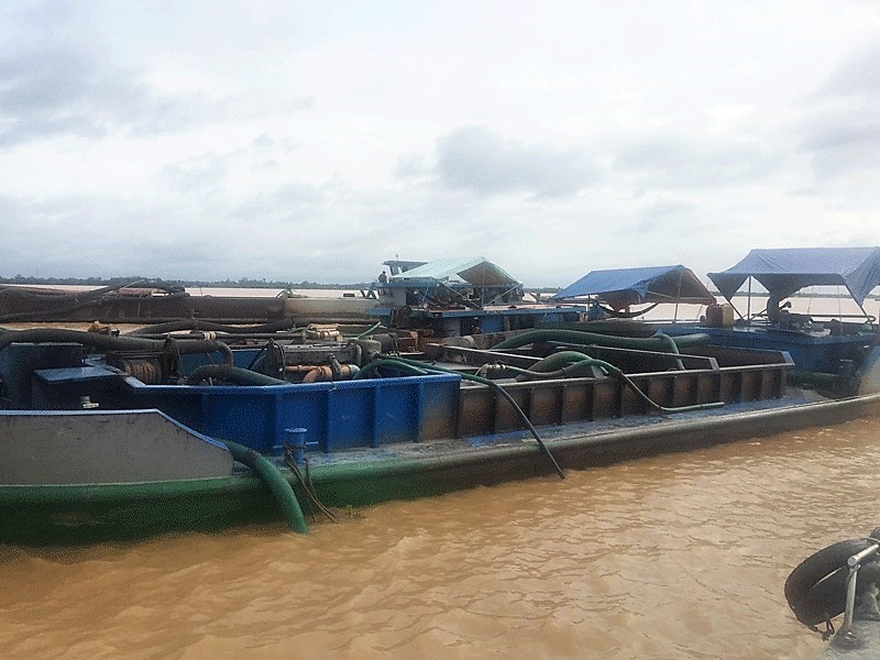 Một số tàu khai thác cát trái phép bị bắt giữ. Ảnh: Công an cung cấp