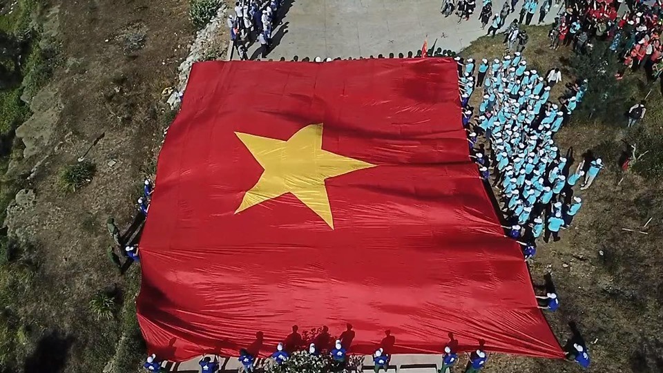 Màn kéo lá cờ Tổ quốc khổng lồ rộng 250m2 phủ kín khu vực làm lễ chào cờ cũng đã được thực hiện.