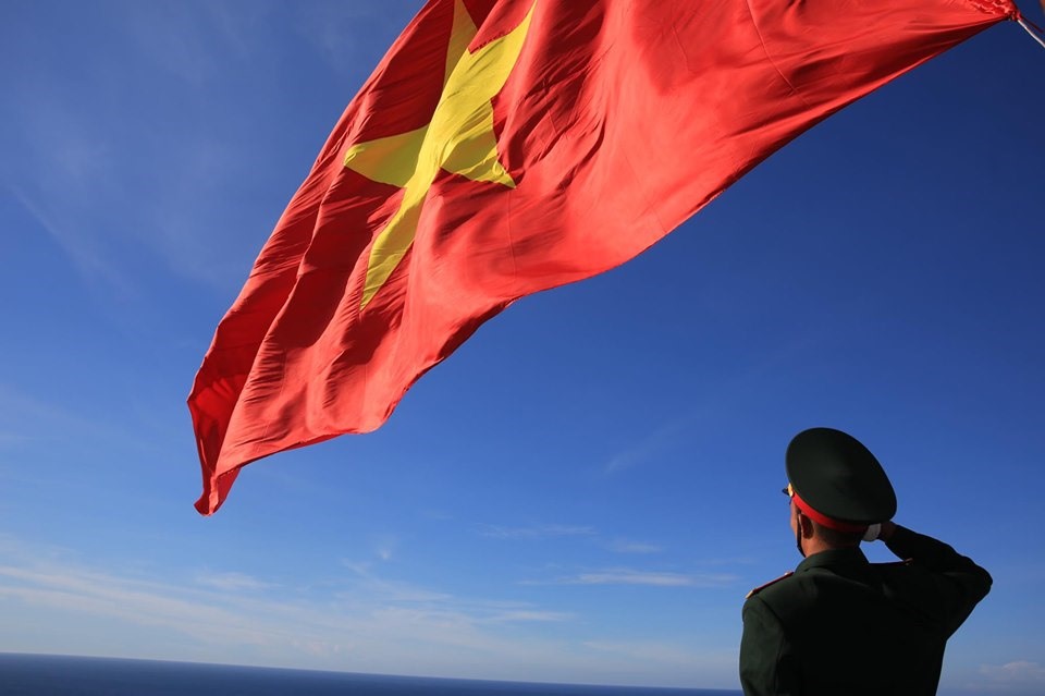 Với ý nghĩa quan trọng của buổi Lễ thượng cờ và Lễ tôn vinh lá cờ tổ quốc, nghi thức thượng cờ được thực hiện khá nghiêm túc. 34 chiến sĩ thuộc 3 lực lượng hải quân, biên phòng và cảnh sát biển rước lá cờ Tổ quốc lên cột cờ chính trên đỉnh Thới Lới, nơi cao nhất đảo Lý Sơn.