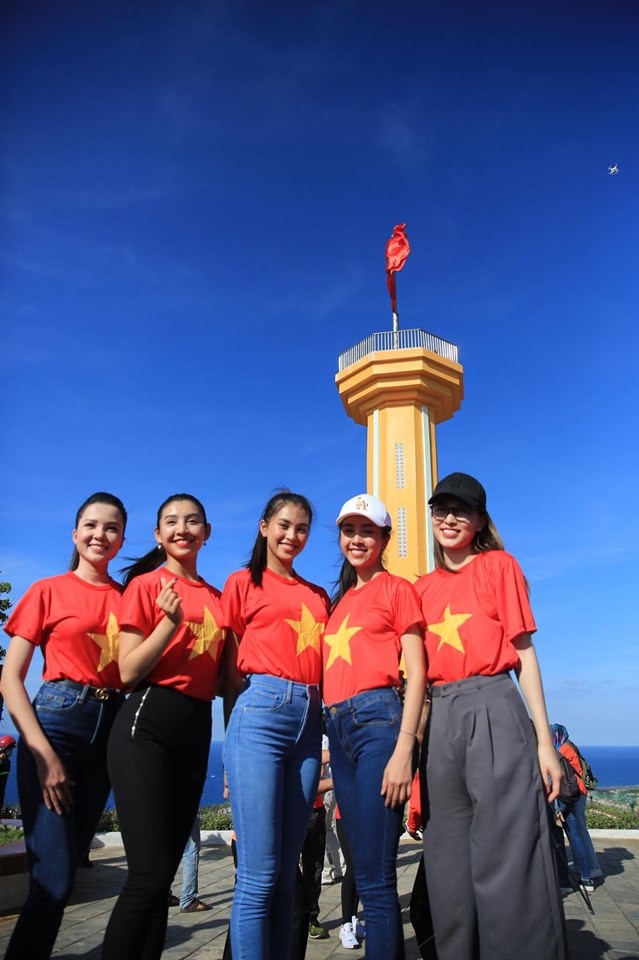 Trao đổi với Lao Động, Hoa hậu Tiểu Vy cho biết, đây là lần tham gia nghi Lễ thượng cờ và hát quốc ca ý nghĩa nhất với cô. Lễ thượng cờ và Lễ tôn vinh lá cờ tổ quốc nhằm tôn vinh tình yêu biển đảo, tôn vinh lá cờ Việt Nam.