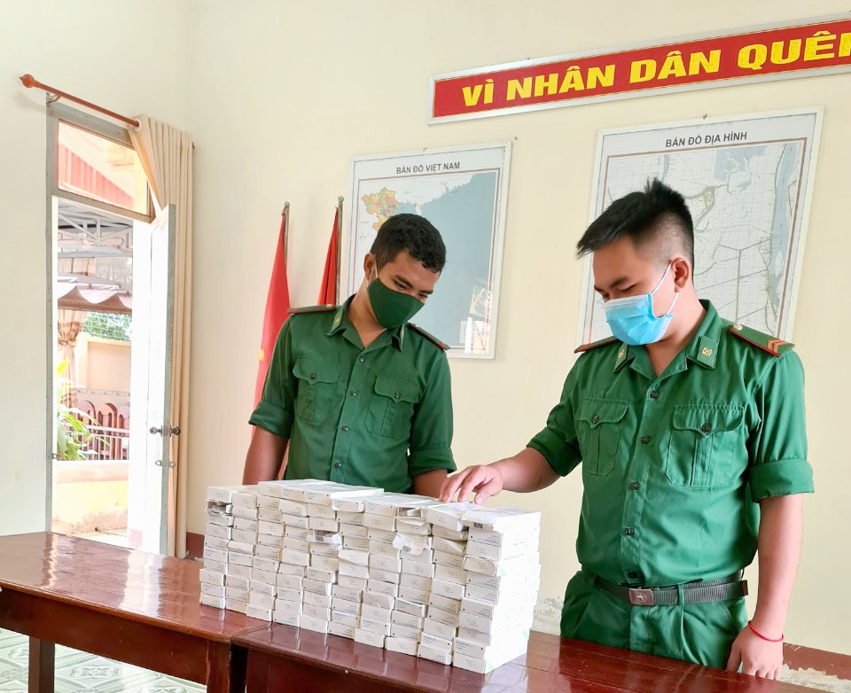 Bộ đội Biên phòng đang kiểm tra số tang vật. Ảnh: BĐBP An Giang cung cấp.