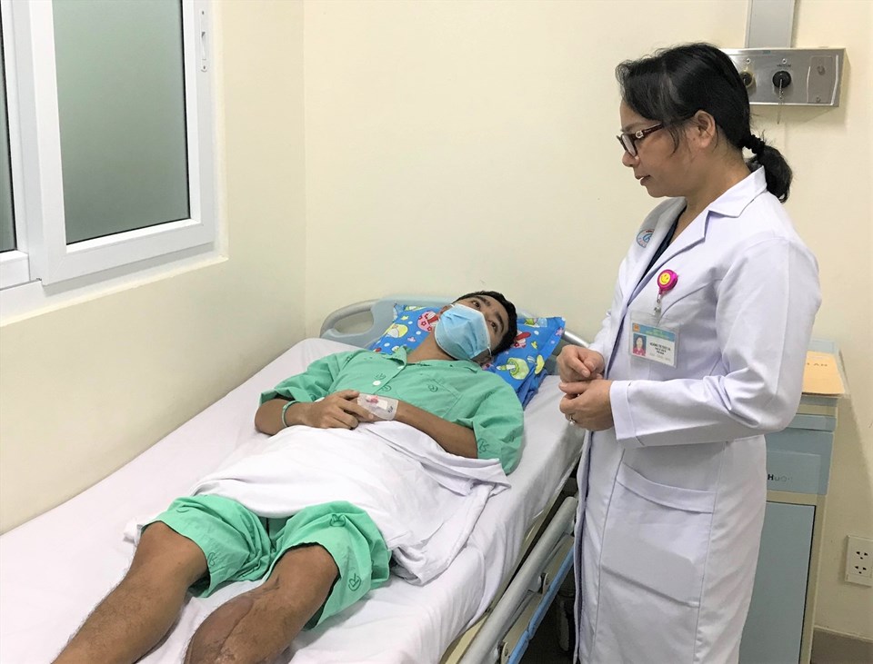 Thầy giáo Danh Văn đang điều trị tại Bệnh viện Chợ Rẫy trong tháng 5 vừa qua. Ảnh BHXH TPHCM cung cấp. Thầy giáo Danh Văn đang điều trị tại Bệnh viện Chợ Rẫy trong tháng 5 vừa qua. Ảnh BHXH TPHCM cung cấp.