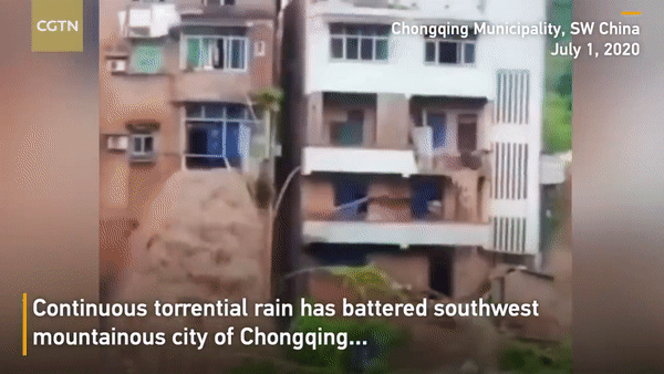 Thác lũ tràn qua nhà dân ở Trùng Khánh, Trung Quốc hôm 1.7. Nguồn: CGTN