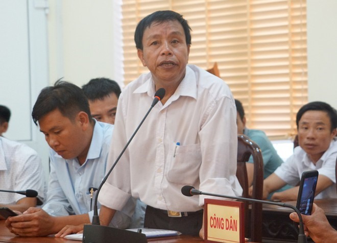 Ông Cù Hoàng Tùng, Trưởng ban đại diện cha mẹ học sinh Trường THPT Cù Huy Cận, phát biểu ý kiến. Ảnh: Trần Tuấn