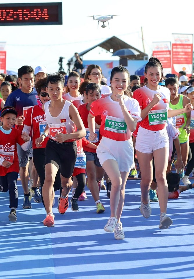Những người đẹp mang đến bầu không khí sôi động cho đường chạy.